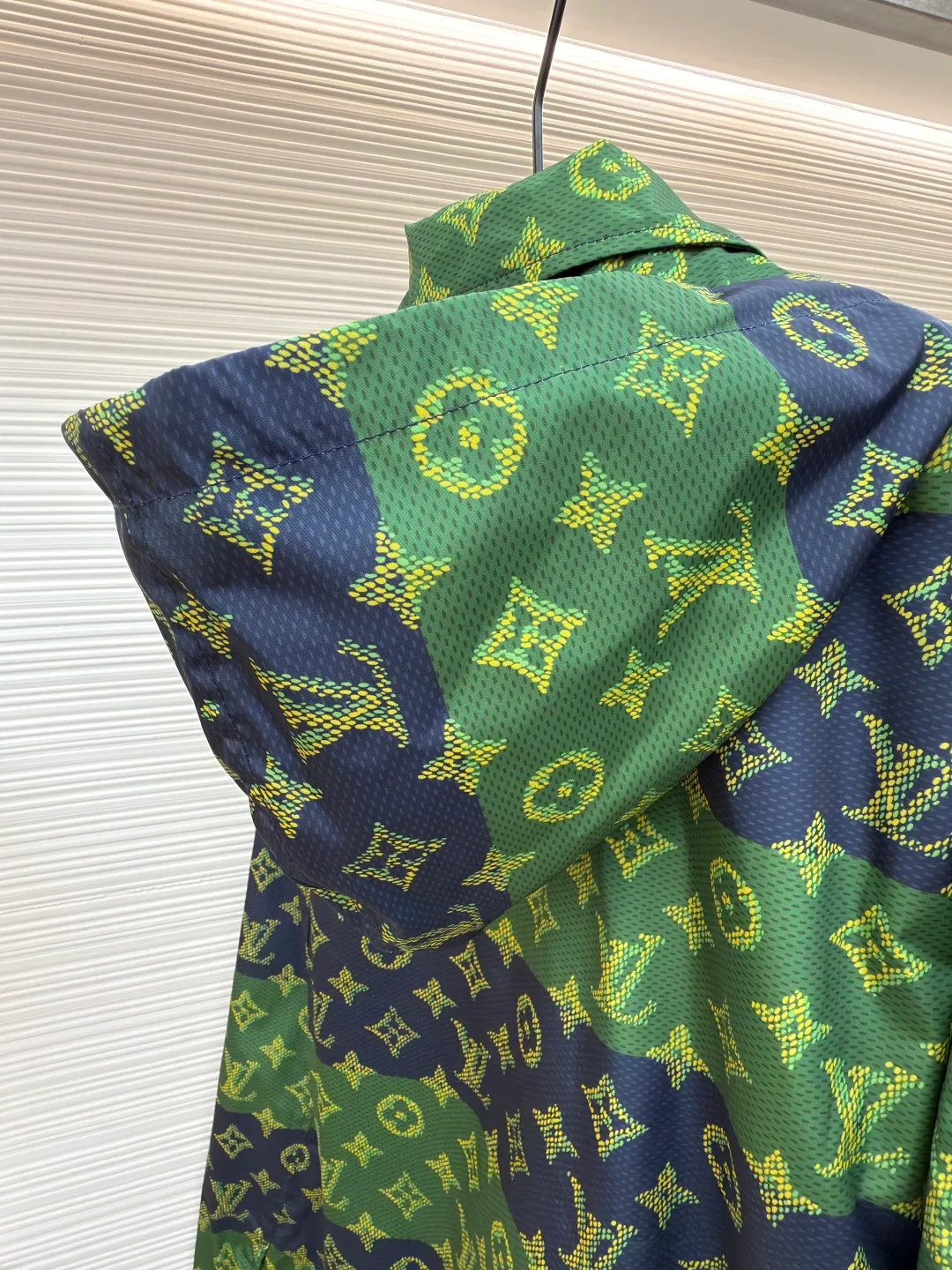 LOUIS VUITTON contrasting color presbyopic hooded jacket ●Original version: purchased and developed by 24386 ●Item number: 1681295-B60 ●Material: polyester fiber fabric ●Technology: printing production ●Color: blue and green color matching ●Version: fitted version ●Weight: about 510 grams ●Size: 46-48-50-52 ●Description: When classic Monogram presbyopia meets contrasting stripes, this LV jacket instantly ignites the trend! The collision of green and navy is full of tension, the presbyopia logo all over the floor shows the pedigree of the luxury brand, and the hooded design takes into account both style and practicality. Whether you are going out on the street or socializing in luxury, it can make you stand out from the crowd in one second. It is an excellent choice for advanced wear for presbyopia lovers. Wear it and you will be a walking fashion hormone. The overall wiring is straight and delicate, the fabric is comfortable and soft, and the color is consistent without color difference. It can be matched with the same style to create a fashionable look and control various occasions. Customized accessories, complete with three standards, same style for men and women!
